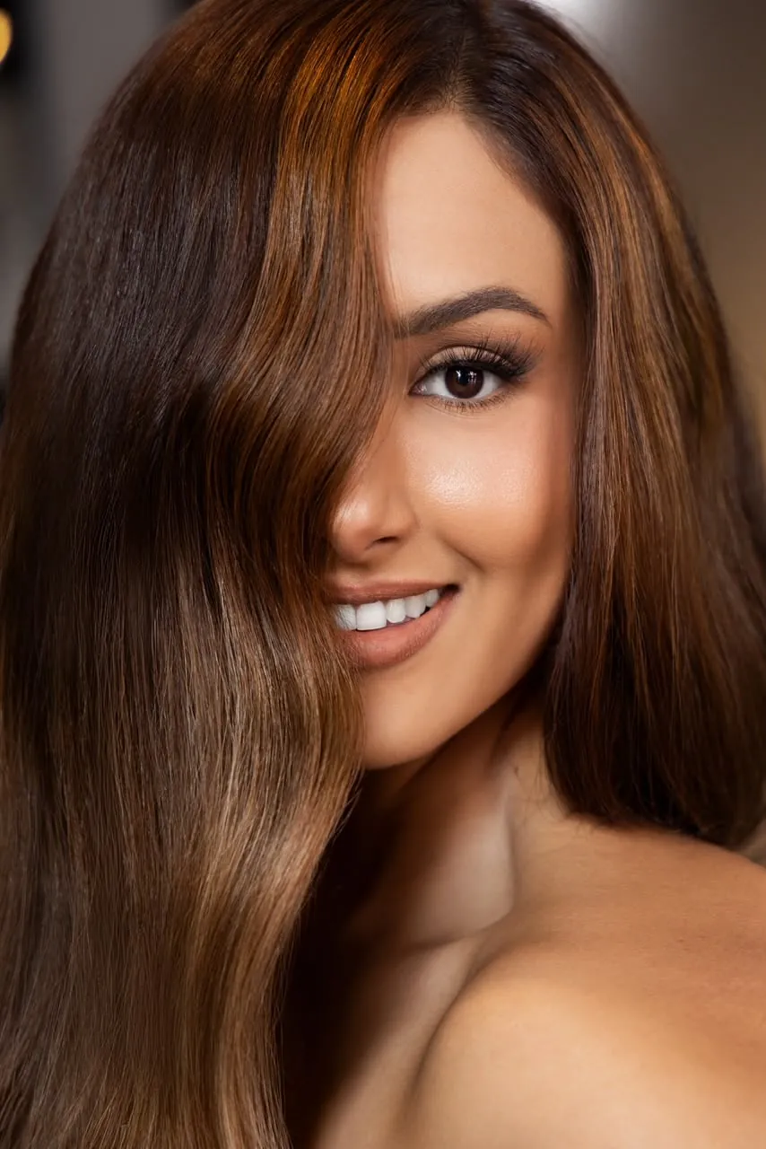 Castaño brillante con mechas miel