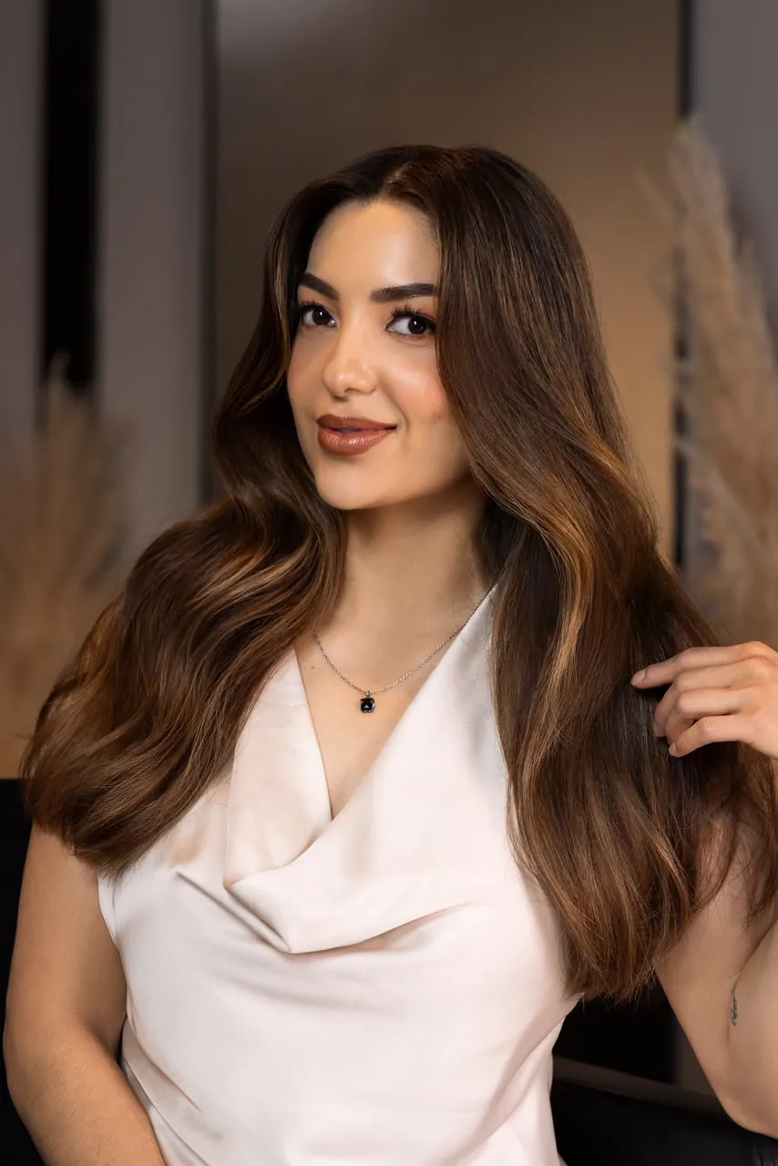 Balayage chocolate con destellos dorados