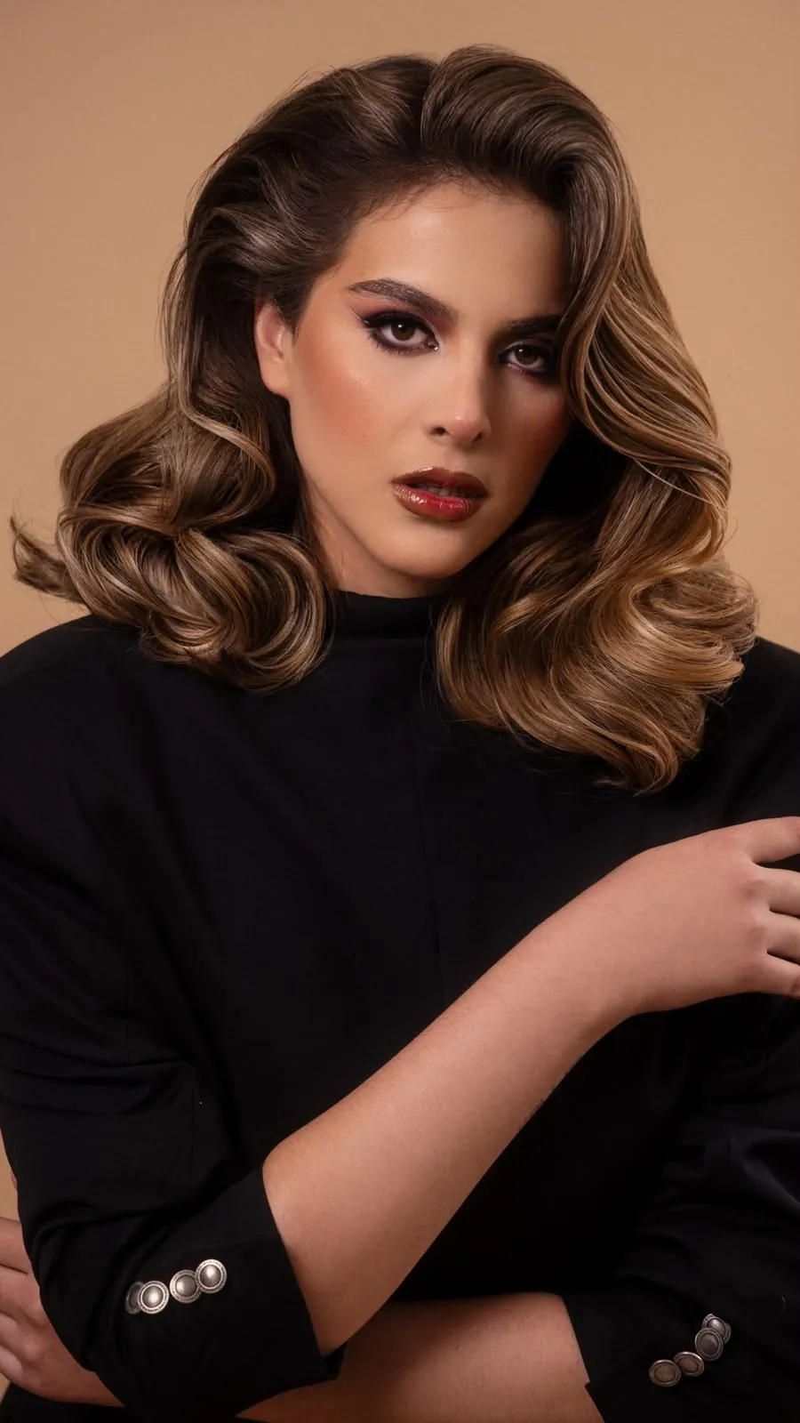 Retrato editorial con ondas retro